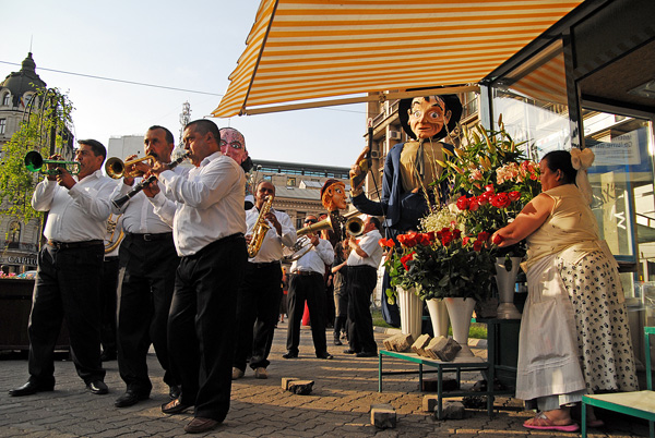 horns, flowers and giant puppets