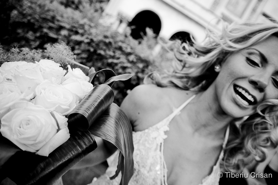 Foto nunta - mireasa cu buchet de trandafiri dupa slujba religioasa