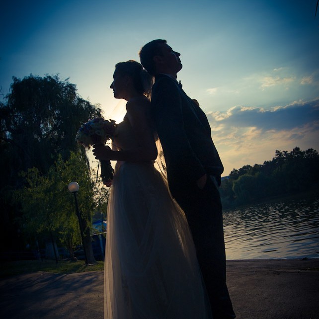 Sedinta foto nunta la apus pe malul lacului