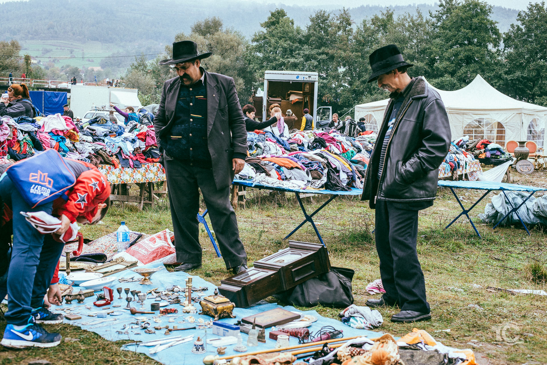 Doi comercianti privesc un cumparator la Targul de la Negreni