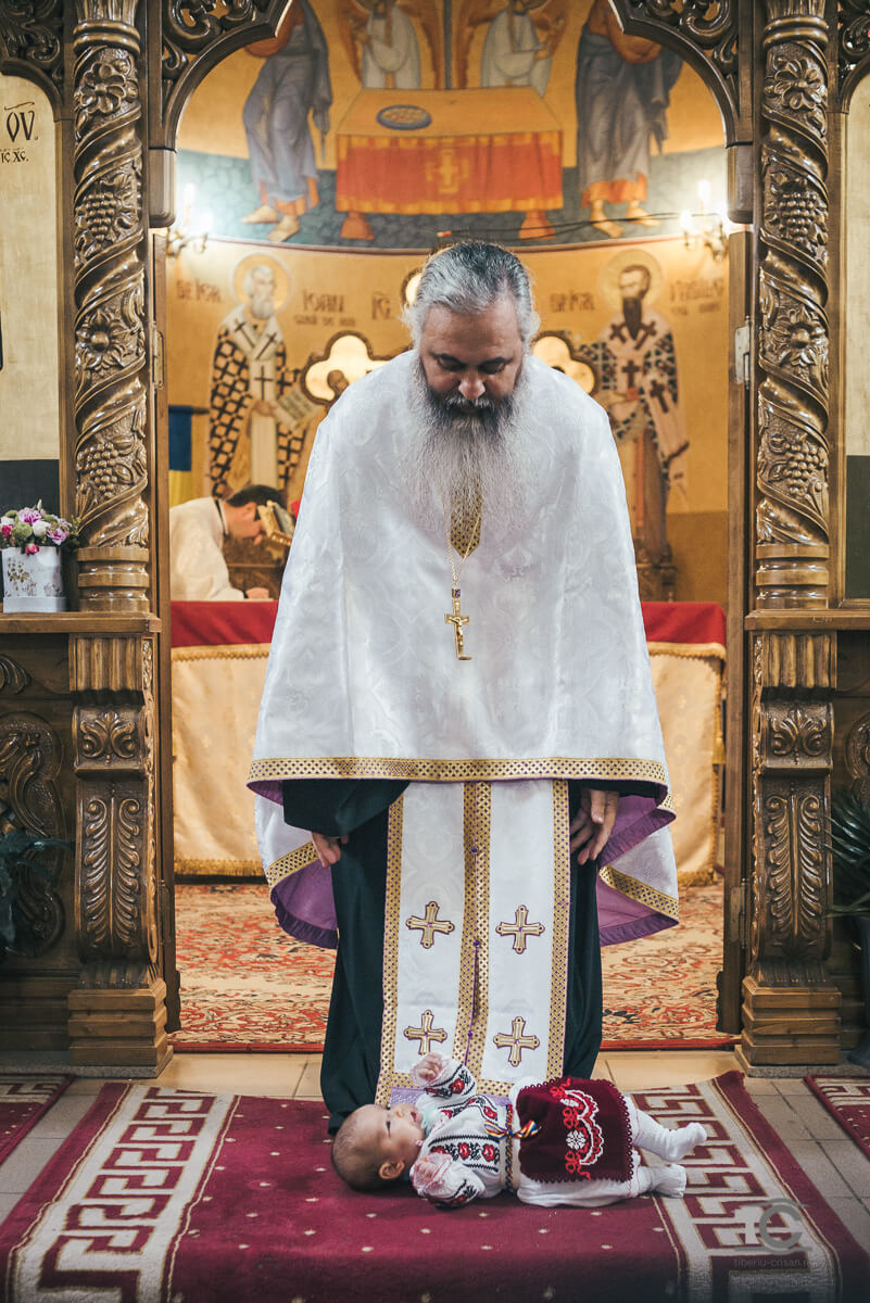 cristina-in-fata-sfantului-altar