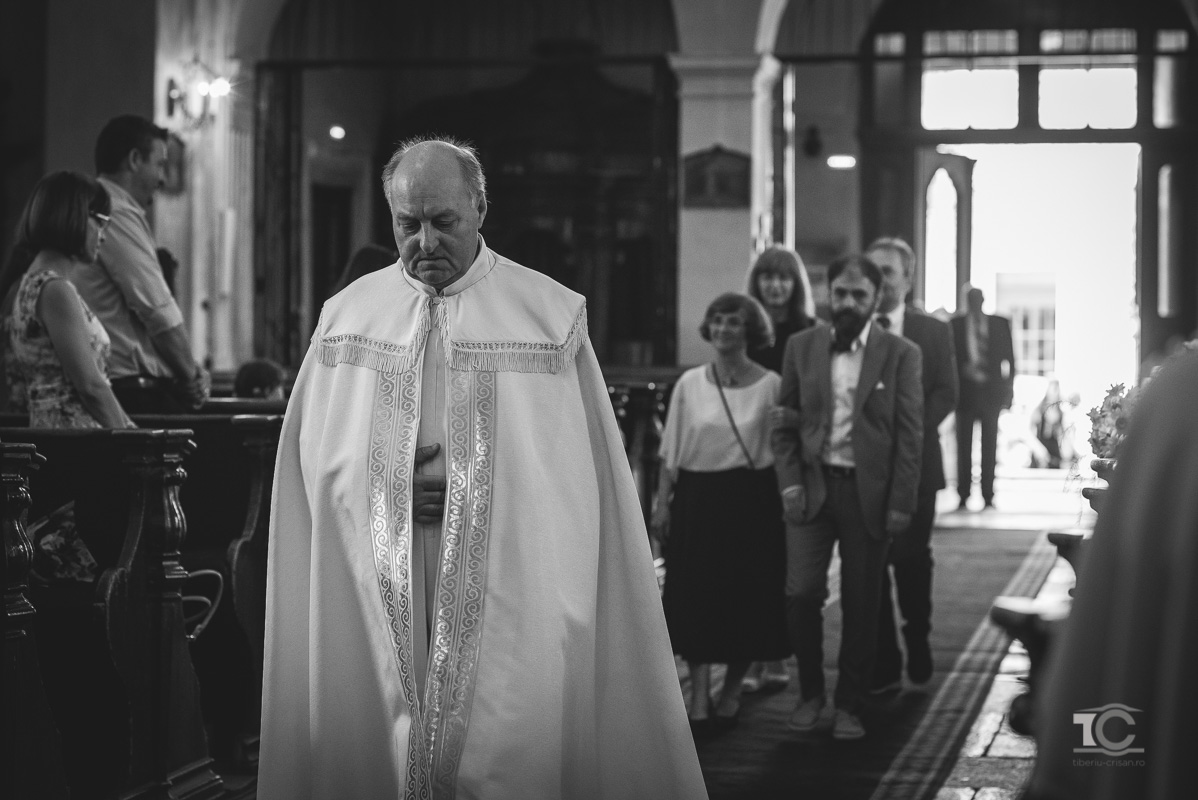 nuntasii intra in biserica