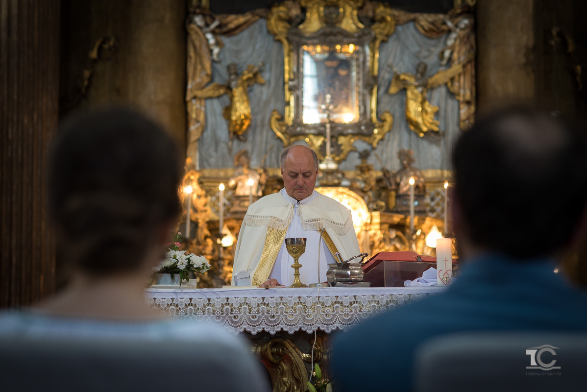 preotul oficiaza cununia religioasa