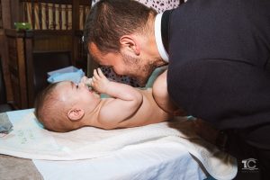 nasul saruta copilul la botez